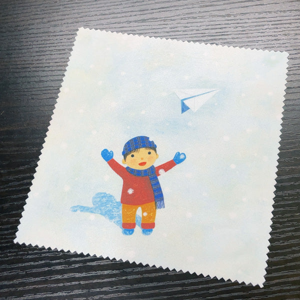 クリーニングクロス 山田和明「ゆきふるひにぼくは_紙ひこうき」150×150mm メガネ拭き レンズクリーナー」絵本作家 水彩画
