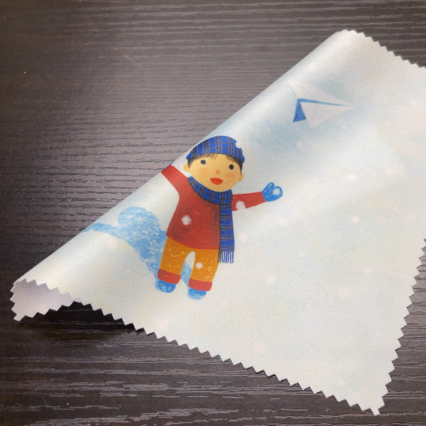 クリーニングクロス 山田和明「ゆきふるひにぼくは_紙ひこうき」150×150mm メガネ拭き レンズクリーナー」絵本作家 水彩画
